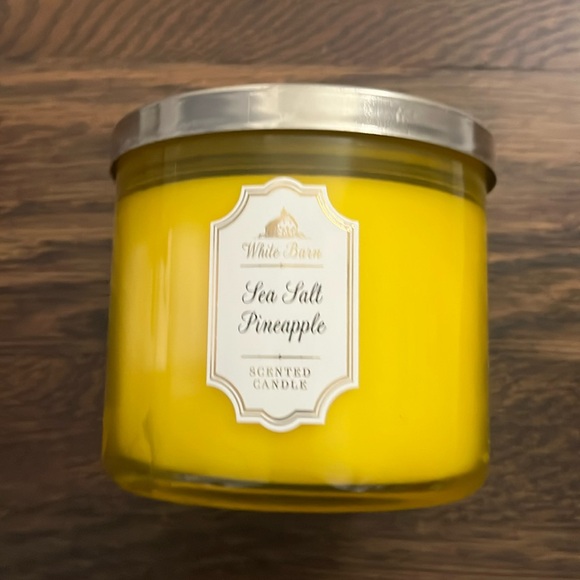 New Bath & Body Works White Barn Sea Salt Pineapple Candle - Picture 1 of 2